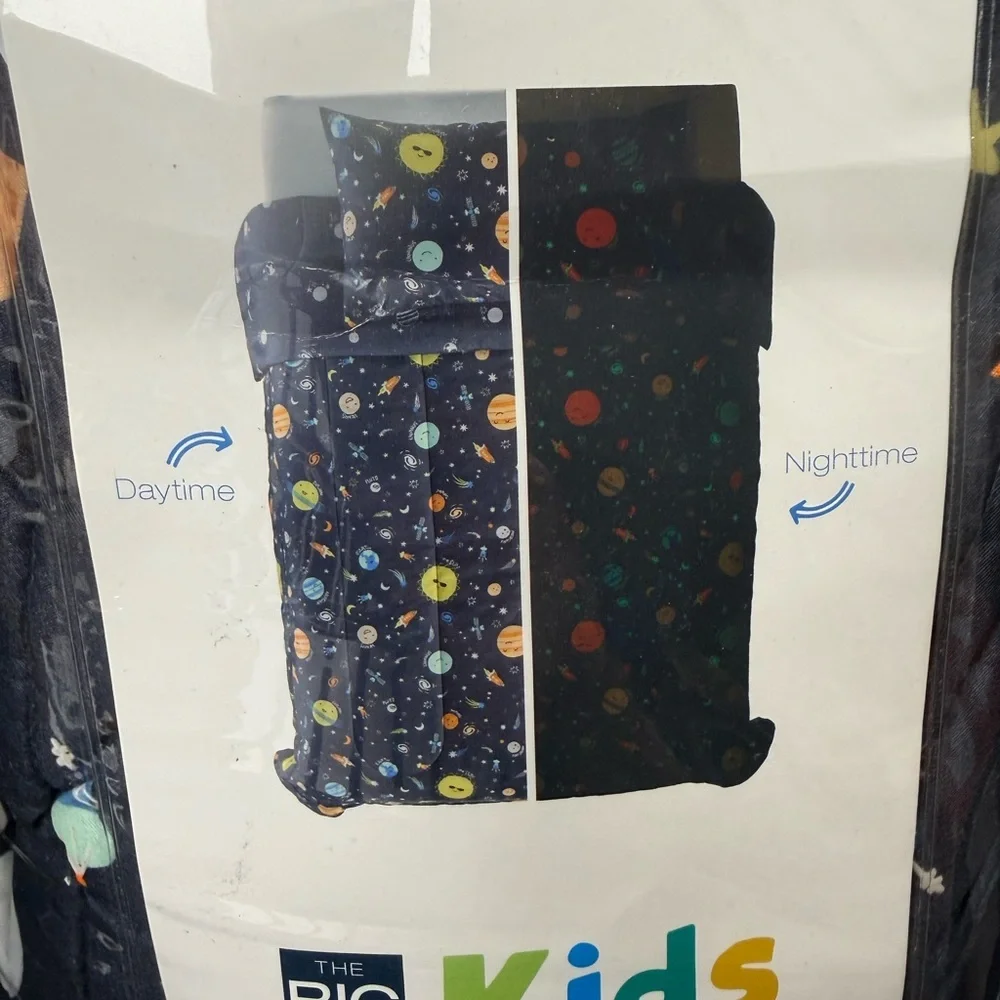 THE BIG KIDS SPACE-THEMED 3 PIECE GLOW - THE -DARK COMFORTER SET.